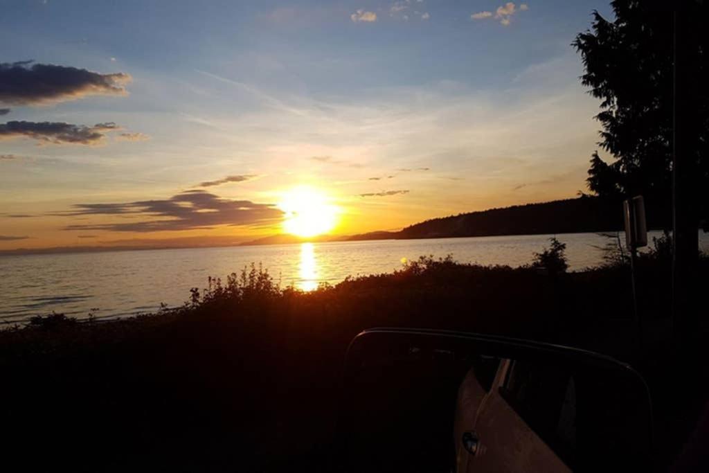 Maple Sunshine Oceanfront Upper Cottage Gibsons Exterior photo