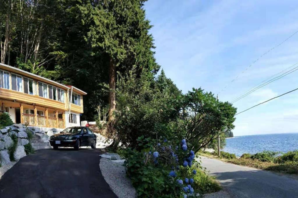 Maple Sunshine Oceanfront Upper Cottage Gibsons Exterior photo