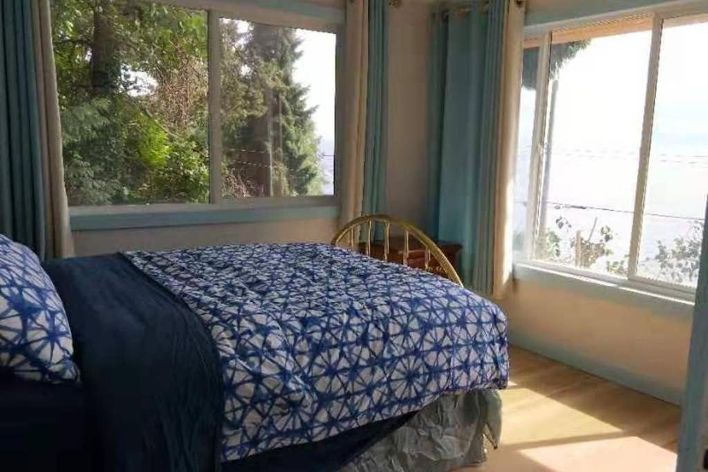 Maple Sunshine Oceanfront Upper Cottage Gibsons Exterior photo