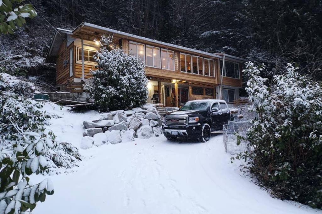 Maple Sunshine Oceanfront Upper Cottage Gibsons Exterior photo