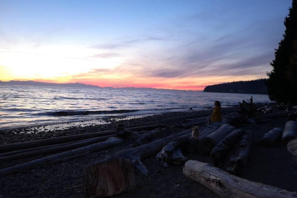 Maple Sunshine Oceanfront Upper Cottage Gibsons Exterior photo